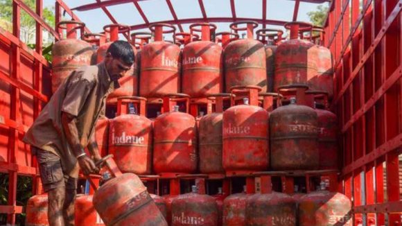 LPG Gas Cylinder Price Hike: సామాన్యుడి జేబుకు చిల్లు.. పెరిగిన గ్యాస్ సిలెండర్ ధరలు, ఎంతంటే