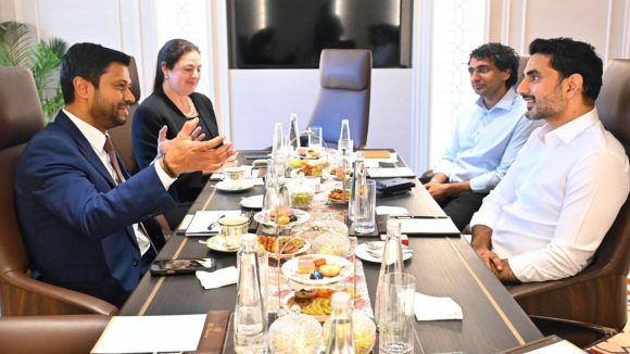 మంత్రి లోకేష్‌తో ఎయిర్‌ట్రంక్ సీఈఓ రాబిన్ భేటీ, ఆపై ఫ్యూచర్ క్యాంపస్ వ్యవహారంపై చర్చ
