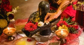సోమవారం శివలింగానికి ఇవి సమర్పిస్తే చాలు.. మీ కష్టాలన్నీ మంచులా కరిగిపోతాయి!