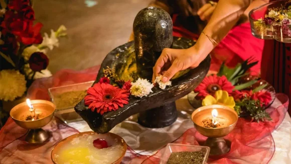 సోమవారం శివలింగానికి ఇవి సమర్పిస్తే చాలు.. మీ కష్టాలన్నీ మంచులా కరిగిపోతాయి!
