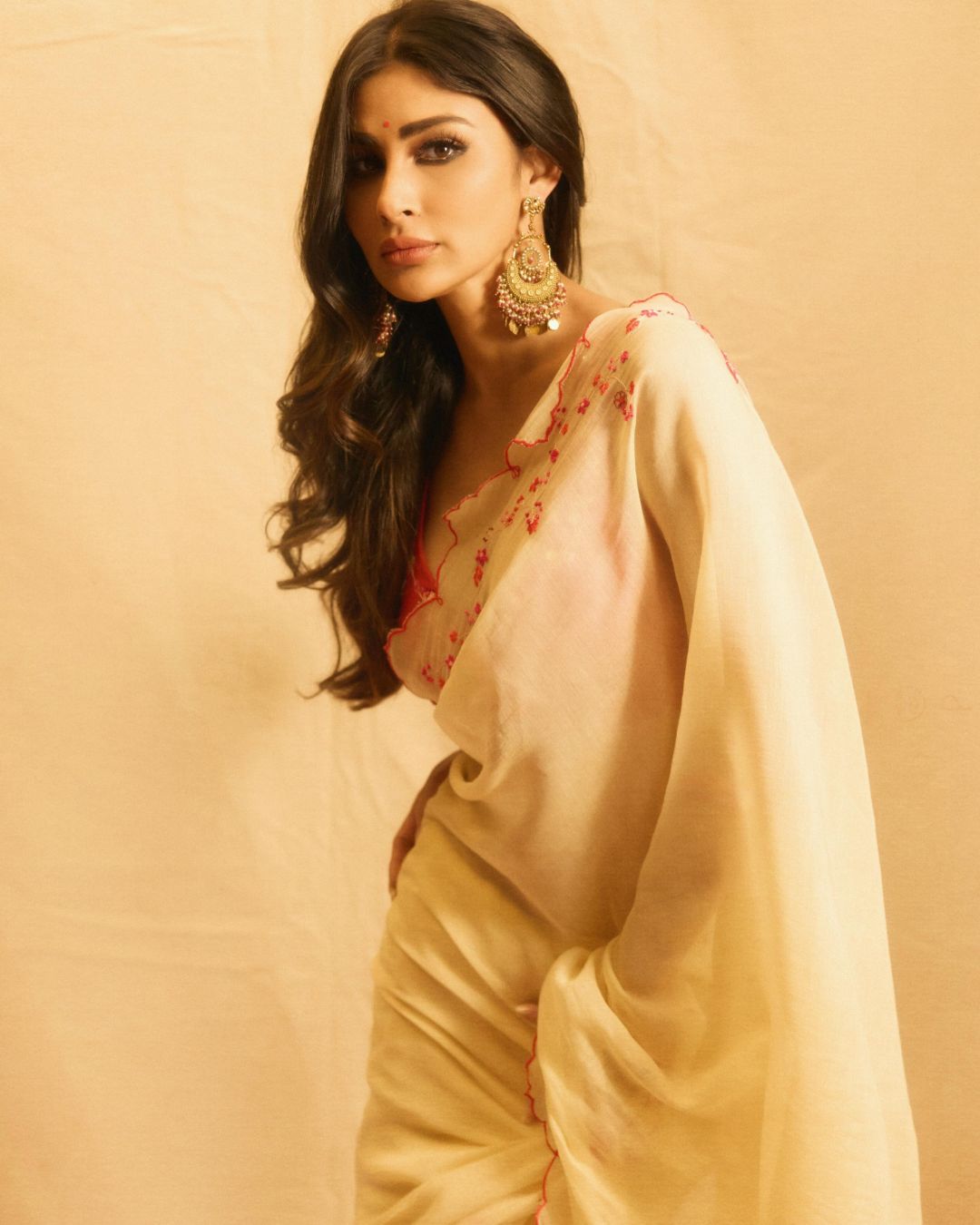 Mouni Roy : చీరలో వయ్యారాలతో మెస్మరైజ్ చేస్తున్న నాగిని బ్యూటీ.. మతిపోతుంది..
