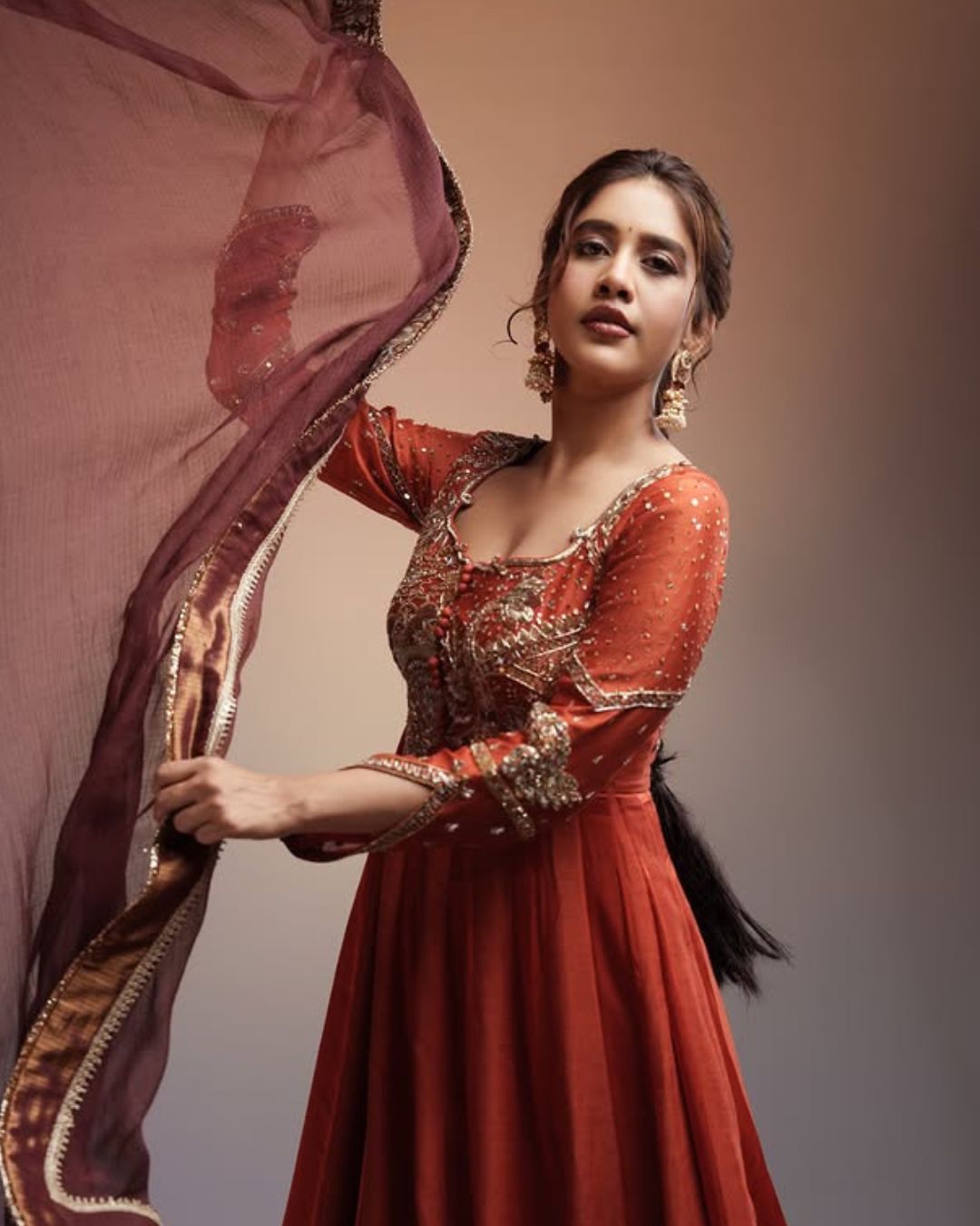 Nabha Natesh : గార్జీయస్ లుక్ లో నభా నటేష్.. మతిపోతుంది మావా..