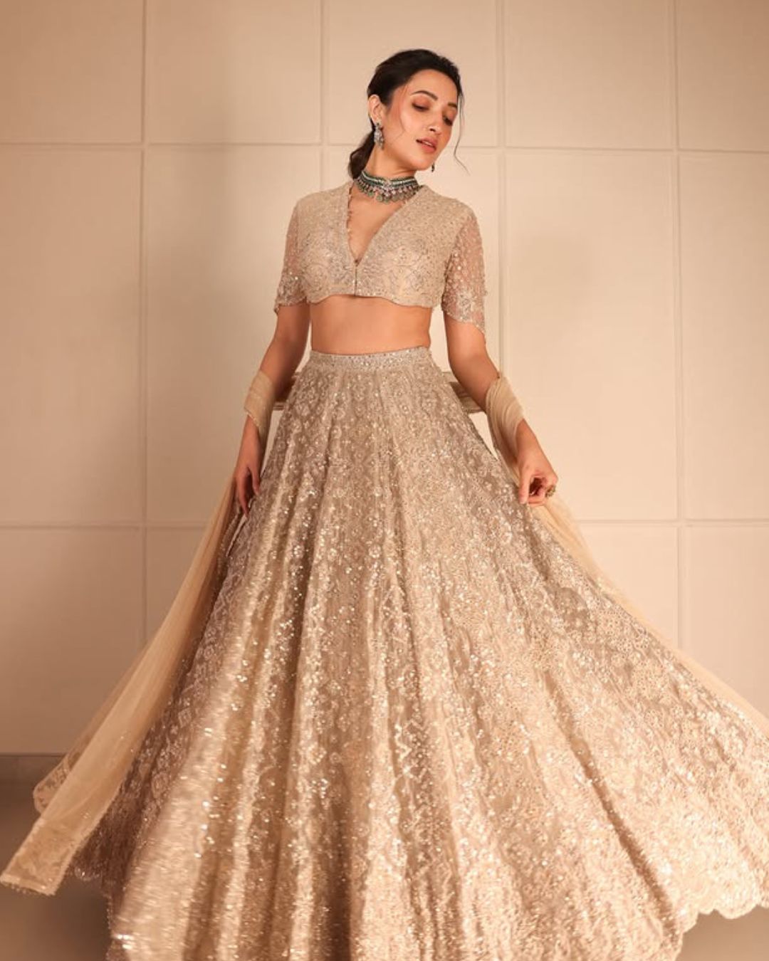Nehashetty : గార్జీయస్ లుక్ లో రాధిక అదుర్స్.. బాపు బొమ్మలాగే ఉంది..