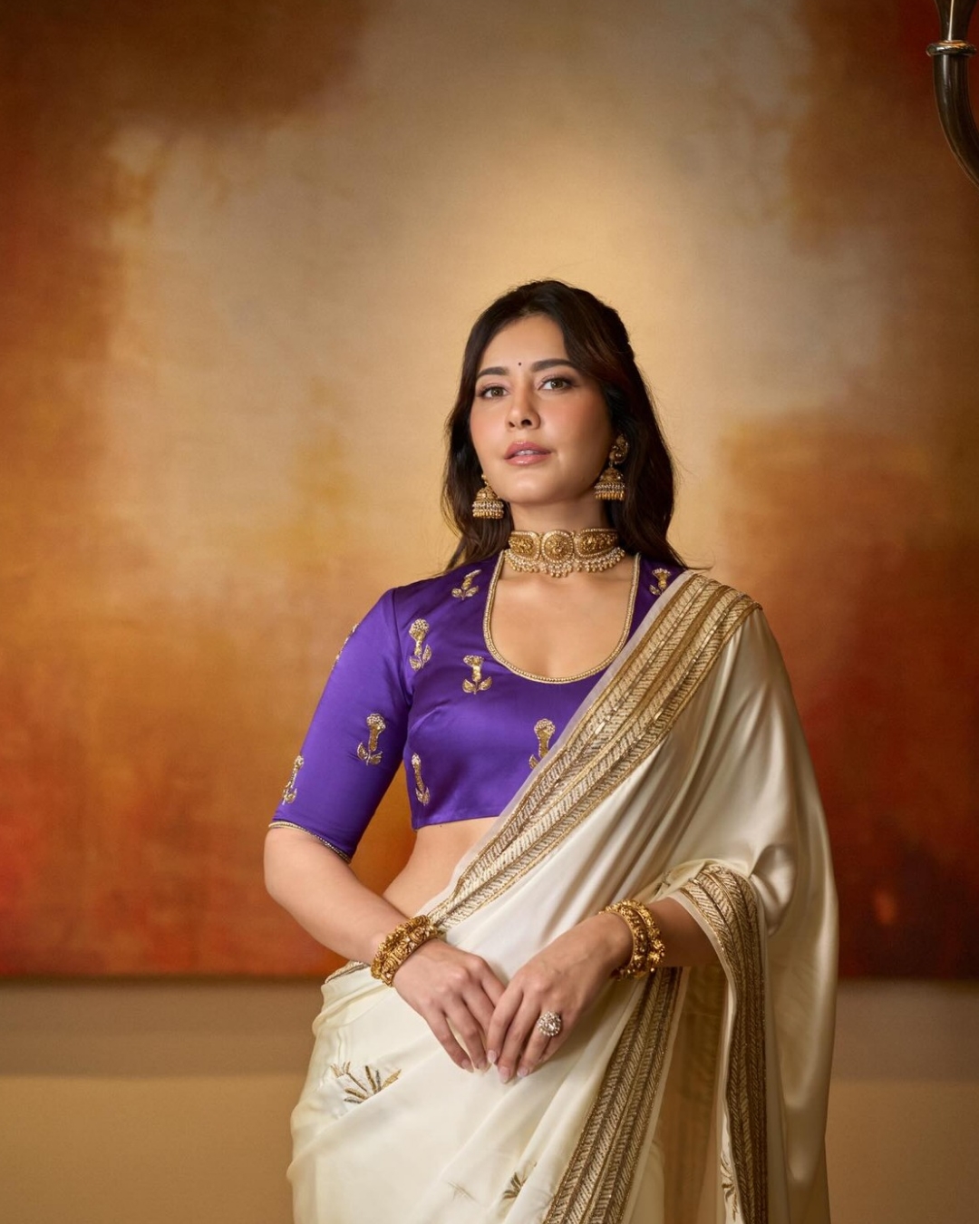 Raashii Khanna : అబ్బా.. చీరలో రాశి సొగసు చూడతరమా.. ఫోటోలు వైరల్..