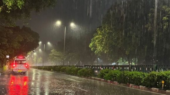 హైదరాబాద్ భారీ వర్షం .. పలు ప్రాంతాల్లో నిలిచిన విద్యుత్