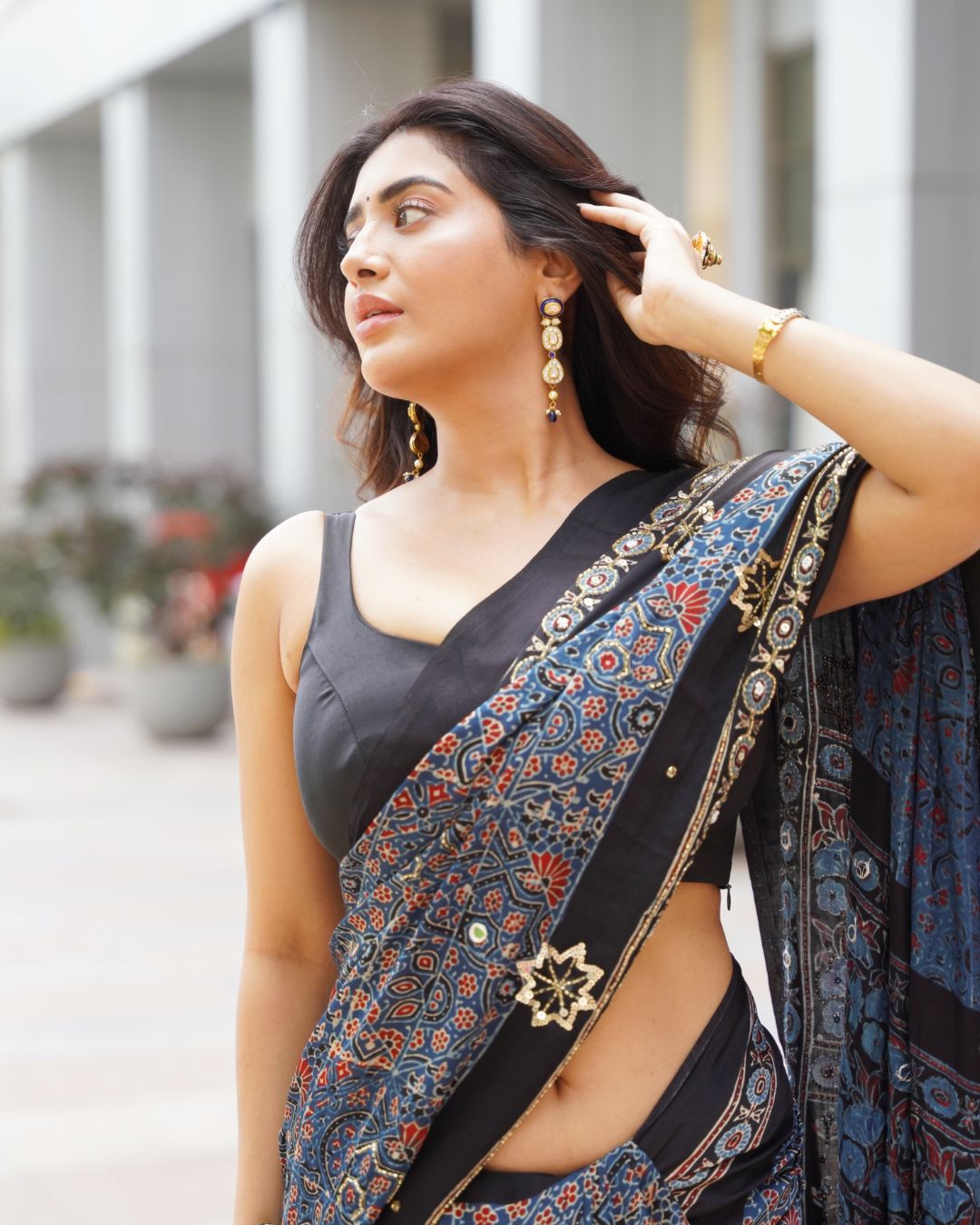 Rashi Singh : చీరలో వయ్యారాలు వలకబోస్తున్న రాశి సింగ్.. చూపుతిప్పుకోవడం కష్టమే..