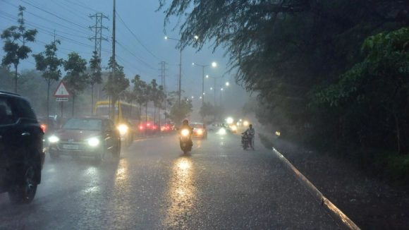 జోరుగా నైరుతి రుతుపవనాలు.. హైదరాబాద్‌లో అర్ధరాత్రి నుంచి భారీ వర్షం,  మూడు రోజులు అలర్ట్