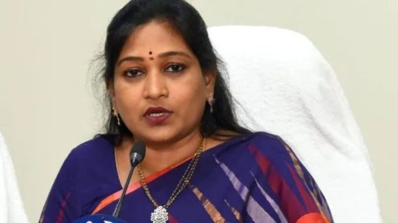 ఏపీ హోం మంత్రి చుట్టూ రాజ‌కీయాలు! అనిత‌ను టార్గెట్ చేసిన ప్ర‌తిప‌క్షం.. ప‌వ‌న్ మాట‌ల‌నూ అస్త్రాలుగా వాడుకుని!