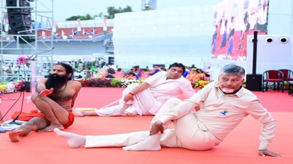యోగా డే.. బాబును కుర్రాడ్ని చేసిందిగా! సునాయ‌సంగా ఆస‌నాలేసి.. ఆశ్చ‌ర్య‌ప‌రిచి…!