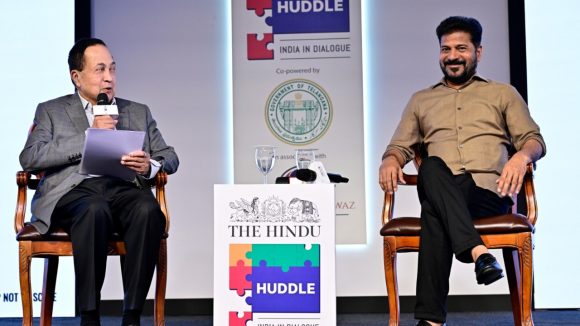 ఇంగ్లీష్ ఇర‌గ‌దీసిన రేవంత్‌! త‌డ‌బ‌డ‌కుండా.. సూటిగా! పాల‌న‌పై త‌న‌దైన మార్కును వివ‌రించిన సీఎం!