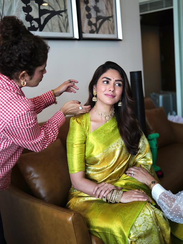 Mrunal Thakur ( Source / Instagram) Mrunal Thakur photo Gallery