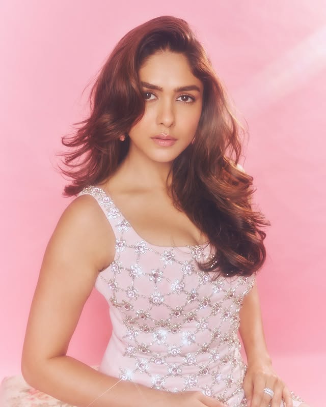 Mrunal Thakur photo Gallery
