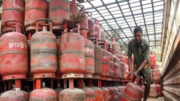 Gas Cylinder Customers Alert: గ్యాస్ వినియోగదారులకు అలర్ట్.. బుధవారం నుంచి కొత్త రూల్స్, ధరల మాటేంటి?