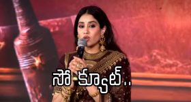 Mrunal Thakur : రెడ్ టాప్ లో క్యూట్ లుక్ లో మృణాల్.. కుర్రాళ్ళు ఏమైపోతారు..