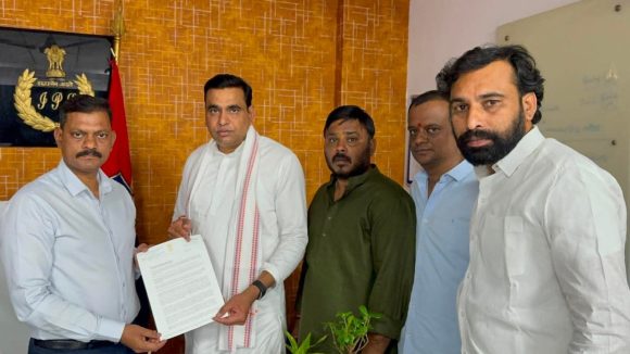 సైబ‌ర్ క్రైమ్‌కు చేరిన కేటీఆర్ సోష‌ల్ మీడియా టీమ్ లిస్ట్‌! ఎంపీ చామ‌ల ఫిర్యాదుతో రంగంలోకి ఆఫీస‌ర్స్‌..!