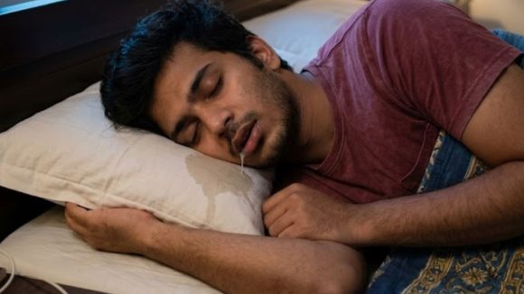నిద్రలో నోటి నుంచి లాలాజలం ఎందుకు వస్తుంది? ఆరోగ్య సమస్యలకు ఇది సంకేతమా..