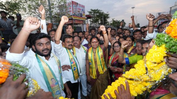 కేటీఆర్ ఆయువు ప‌ట్టు మీద ప‌డింది దెబ్బ‌! సిరిసిల్లా చౌర‌స్తాలో రామ‌న్న గాలి తీసేసిన‌ క‌విత‌..!