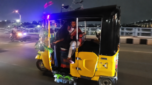ఒళ్లో అమ్మాయిని కూర్చోబెట్టుకుని ఆటో డ్రైవింగ్.. వీడియో వైరల్ కావడంతో పోలీసులు ఏం చేశారంటే?