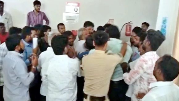 జోగిపేటలో టెక్షన్ టెన్షన్..  బీఫ్ వర్సెస్ మటన్ షాపుల వ్యవహారం, రెండు వర్గాల మధ్య ఘర్షణ