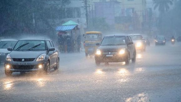భాగ్యనగరంలో భారీ వర్షం.. ఆయా ప్రాంతాల్లో నిలిచిపోయిన ట్రాఫిక్!