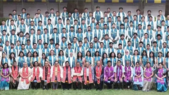 ఐఐటీలను అధిగమించేలా.. బెంగళూరు ఐఐఐటీ విద్యార్థి‌కి బంపరాఫర్, ఏకంగా రూ.1.5 కోట్ల ప్యాకేజ్