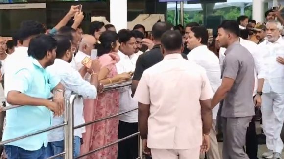 జగన్ ఓపెనైపోయారు.. రావణ్ బంధువులతో మాజీ సీఎం మాటలు, గన్నవరం ఎయిర్‌పోర్టులో సన్నివేశం