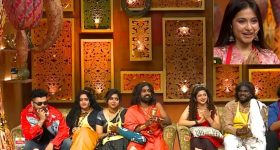 బ్యాక్ లెస్ అందాలతో పిచ్చెక్కిస్తున్న పచ్చళ్ళ పాప.. బాపురే కుర్రాళ్లకు కష్టమే..!