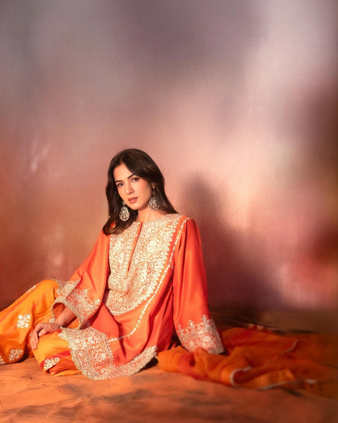 Sonal Chauhan : ఆరేంజ్ డ్రెస్ లో సోనాల్ ఎంత అందంగా ఉందో..ఫోటోలు వైరల్..