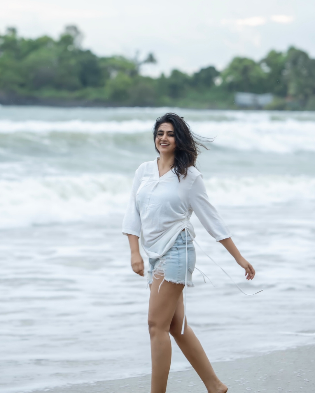 Varshini : బీచ్ లో అలలతో ఆడుకుంటున్న వర్షిణి.. ఫోటోలు వైరల్..