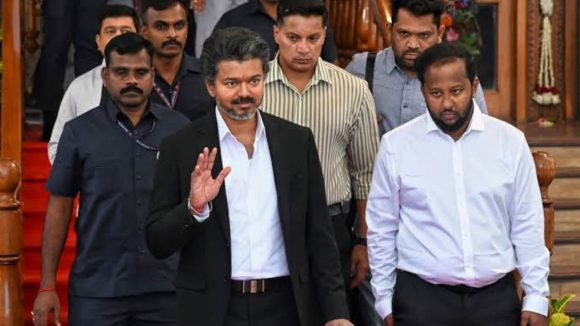 తమిళనాడులో కొత్త కూటమి.. ఆ దిశగా సీఎం విజయ్ అడుగులు, విజయ్ ప్రభుత్వాన్ని కూల్చే కుట్ర భగ్నం