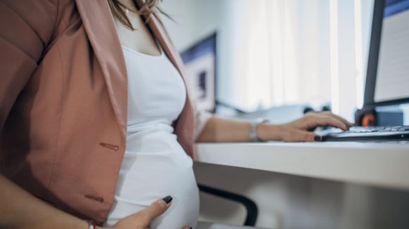 Woman loses job: గర్భవతినంటూ మేనేజర్‌కు మెసేజ్..  మూడు గంటల్లో పోయిన ఉద్యోగం, అసలేం జరిగింది?