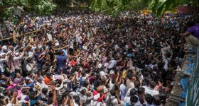 బొద్దింక‌ల ఉడుంప‌ట్టు! ప్ర‌ధాన్‌ను తొల‌గించేదాకా ప్ర‌ధానిని వ‌దిలేలా లేరు!