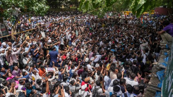బొద్దింక‌ల ఉడుంప‌ట్టు! ప్ర‌ధాన్‌ను తొల‌గించేదాకా ప్ర‌ధానిని వ‌దిలేలా లేరు!