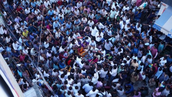 ఇద్ద‌రిదీ కొలువుల బిల్డ‌ప్పే! నిరుద్యోగుల‌కు నాడు మోసం.. నేడు ద్రోహం.. !