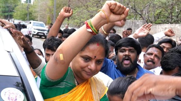 క‌విత అరెస్టు ప‌ర్వంలో పోలీస్ దాష్టీకం..! ఈడ్చుకెళ్లి.. రాళ్ల‌పై ప‌డేసి.. కారు డోరుకు ఢీకొట్టి..!