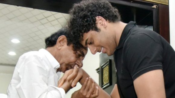 మ‌నువ‌డి కోసం త‌ల్ల‌డిల్లి.. ఫామ్‌హౌజ్ వీడి..! జ‌ర మాకోసం కూడా రారాదే అప్పుడ‌ప్పుడు..!