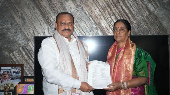 సమస్యను అంతర్గతంగా పరిష్కరించాల్సిన అధ్యక్షుల వారు…!  ఇలా వినతులు బహిరంగంగా స్వీకరించడమేమిటో!?