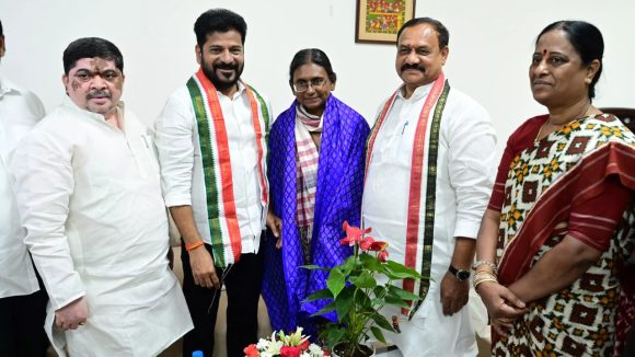 గాంధీభ‌వ‌న్ జ‌న‌తా గ్యారేజ్‌! సొంతింటి క‌ల‌హాల పంచాది తీర్చిన మీనాక్షి..!