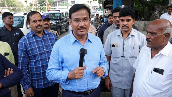ఉదయం నిరసన సెగ.. సాయంత్రానికే దిగొచ్చిన హైడ్రా.. బస్తీవాసుల ఆందోళనలకు కమిషనర్ రంగనాథ్ క్లారిటీ