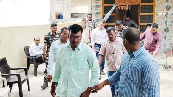 డబ్బులిస్తేనే పని అవుతుందన్నాడు.. కట్ చేస్తే రూ. 2 లక్షలతో పాటు బుక్కయ్యాడు!
