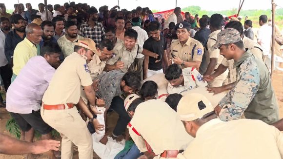 బహదూర్‌గూడలో హైటెన్షన్.. పోలీసులపై కారం చల్లి, కుర్చీలు విసిరేసి రైతులు.. ఎందుకంటే?