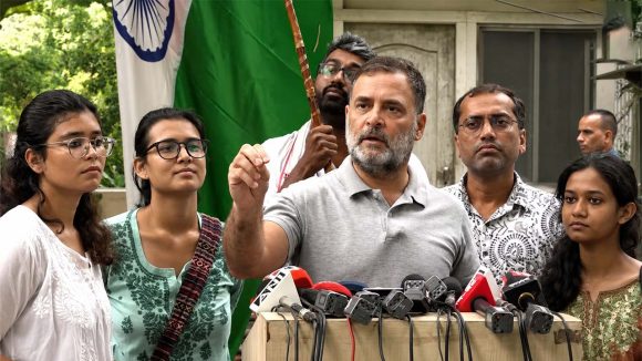 వీడియోలతో ఆటలొద్దు.. విద్యార్థులకు మోదీ క్షమాపణ చెప్పాల్సిందే: రాహుల్ గాంధీ ఫైర్