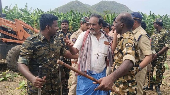 పరిహారం లేదు.. కనికరం లేదు.. తాడేపల్లిలో కన్నీరు పెడుతున్న రైతన్నలు.. బలవంతంగా భూముల స్వాధీనం!