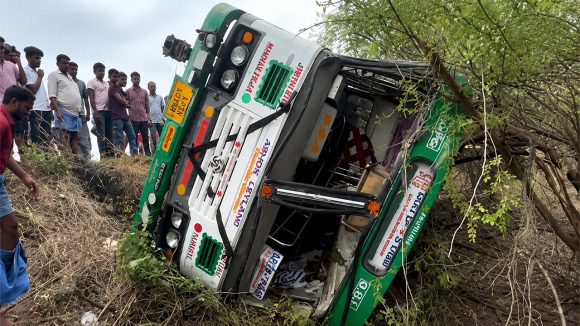 ప్రకాశం జిల్లాలో రోడ్డు ప్రమాదం.. ఆర్టీసీ బస్సు బోల్తా.. స్పాట్‌‌లో 60 మంది ప్రయాణికులు!