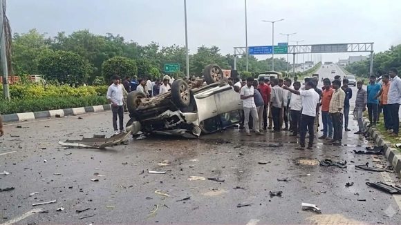 ORRపై ఘోర విషాదం.. భారీ వర్షం తెచ్చిన ప్రమాదం.. రెండు కార్లు నుజ్జునుజ్జు, ఇద్దరు మృతి