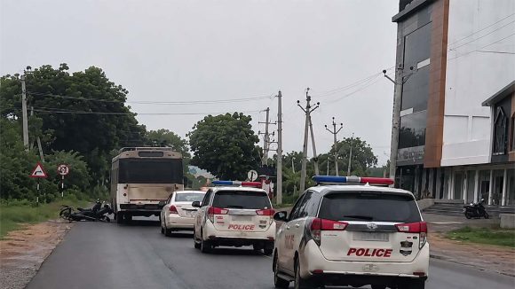 ఆర్టీసీ బస్సు చోరీ.. మూవీ రేంజ్‌లో ఛేజ్.. సీన్ కట్ చేస్తే!