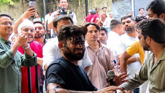 ఢిల్లీ జంతర్ మంతర్ వద్ద హైడ్రామా.. ‘కాక్‌రోచ్ జనతా పార్టీ’ నేతపై మహిళ ఇంకు దాడి.. అసలేం జరిగిందంటే?