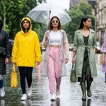 వర్షాకాలంలో రెయిన్‌కోట్‌ ధరించేందుకు ఫ్యాషన్ టిప్స్.. ఏ డ్రెస్ వేసినా స్టైలిష్‌గా లుక్