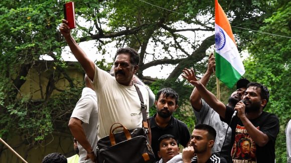 ప్రభుత్వాన్ని మోకరిల్లేలా చేశారంటూ సంచలన ట్వీట్ చేసిన ప్రకాష్ రాజ్!