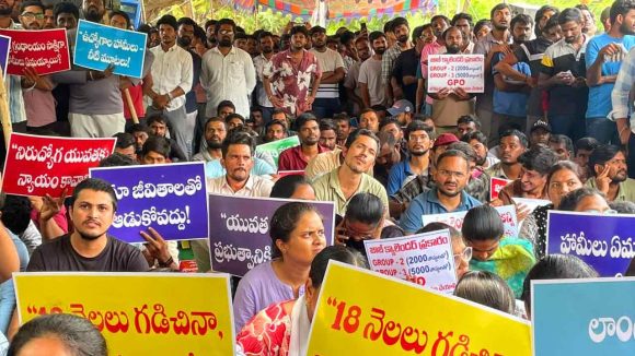 నిరుద్యోగుల వ‌ద్ద‌కు లీడ‌ర్‌! లీడ‌ర్ వ‌ద్ద‌కు నిరుద్యోగులు..! ఆ ఇద్ద‌రి మ‌ధ్య ఎంత తేడా?